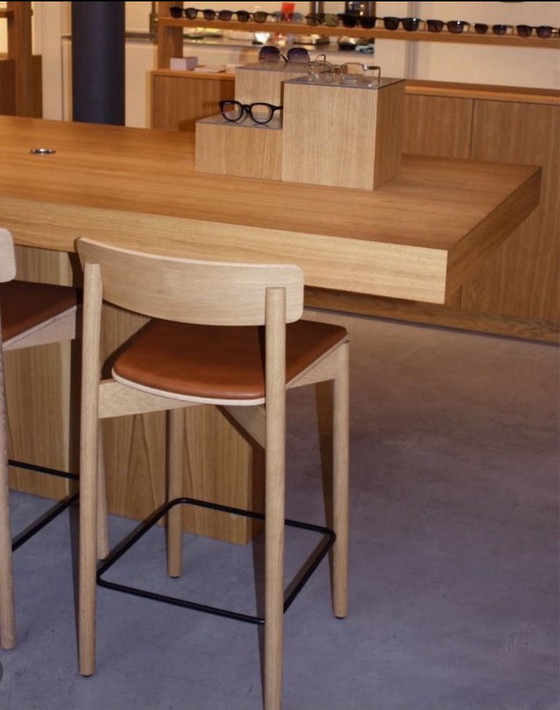 Image 1 of Chaise 2 Takt Cross Bar 75 cm en chêne et cuir