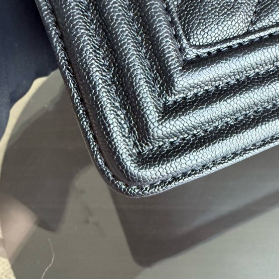 Image 1 of Chanel Boy Medim - Caviar 25CM generfd kalfsleer Chevron Zwart Goudkleurige hardware Serie 26