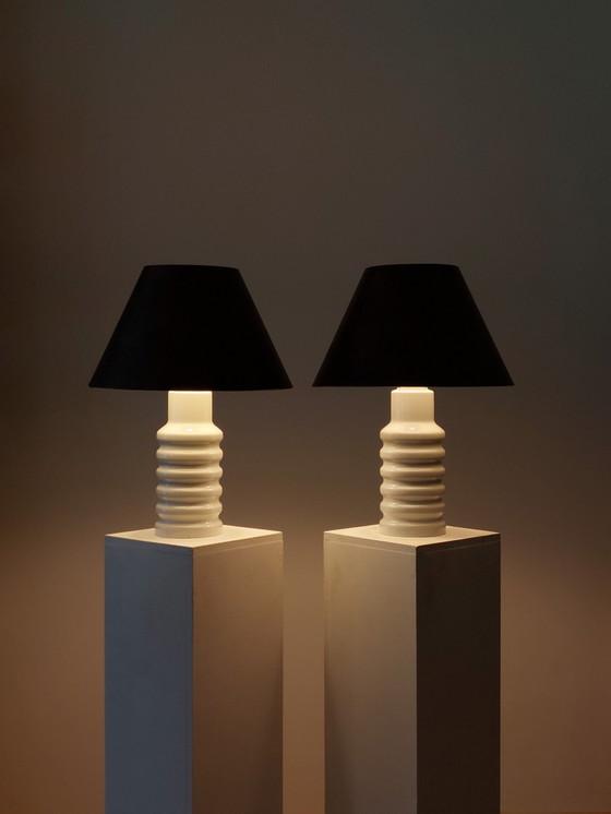 Een paar vintage porseleinen VEB-tafellampen uit het midden van de vorige eeuw met lampenkap van imitatieleer. (photo 7 of 7)