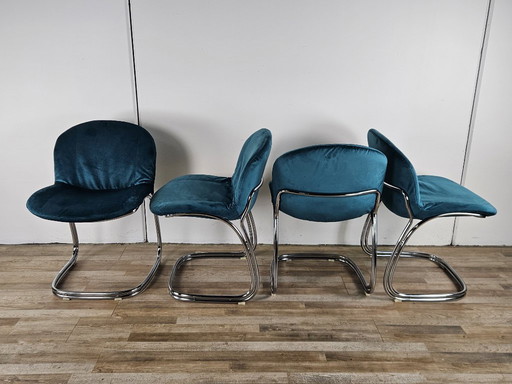 Vier Rohrstühle aus den 1970er Jahren, mit blauem Samt gepolstert