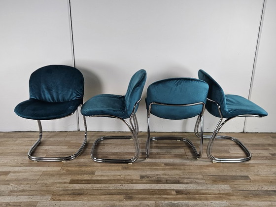 Image 1 of Quattro sedie tubolari degli anni '70 rivestite in velluto blu