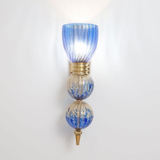 Image 1 of Een paar blauwe wandlampen van Murano-glas met goudstofaccenten.