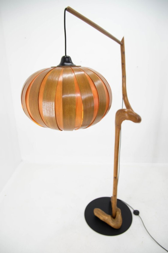 Image 1 of Skulpturale Stehlampe aus Holz und Furnier im Stil der Mid-Century-Moderne der 1960er Jahre.