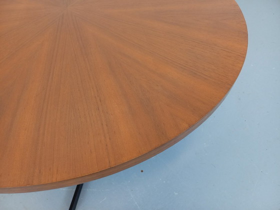 Image 1 of Grande table basse ronde style scandinave vintage modulable en table à manger “monte et baisse”, en teck et métal noir