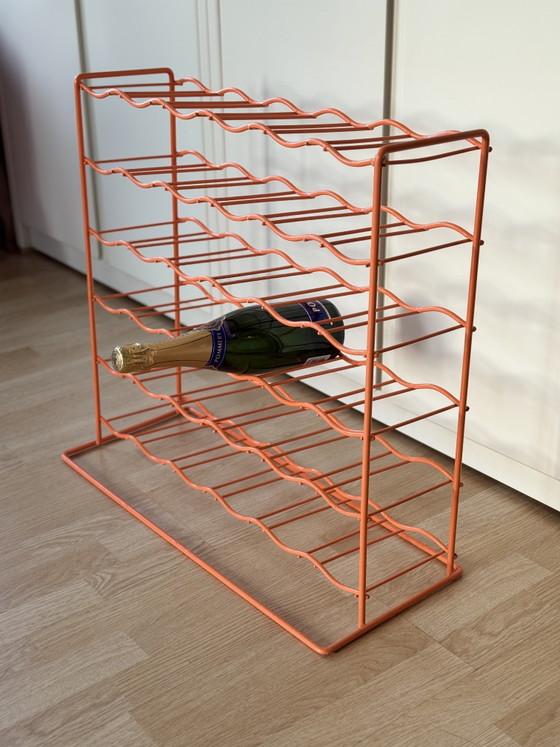 Image 1 of Casier à vin vintage Tomado orange | Années 1960 | Acier filigrané | 36 bouteilles | Design néerlandais emblématique
