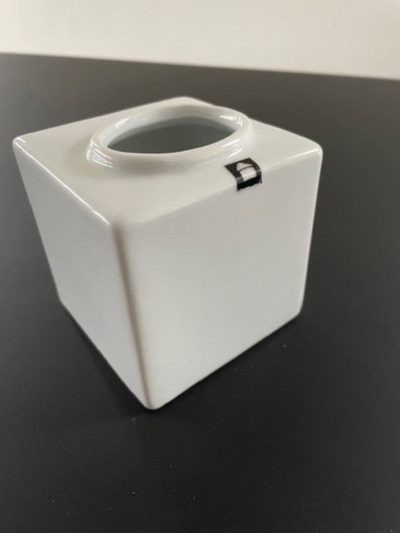 Image 1 of Jarrón cúbico Serax: diseño elegante en cerámica blanca.