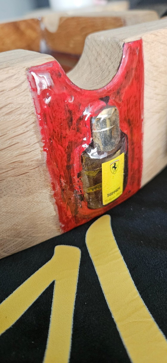 Image 1 of Handgefertigter Aschenbecher aus Eichenholz mit Epoxidharz – Individueller Zigarrenaschenbecher – Geschenkidee für die Ferrari-M