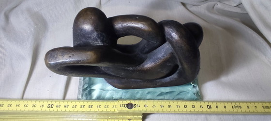 Image 1 of Escultura abstracta de bronce sobre base de vidrio sólido