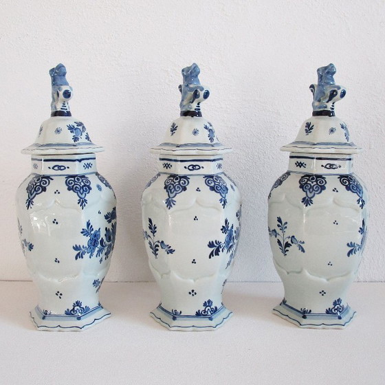 Image 1 of 3 antieke Delfts blauwe vazen met deksel uit 1922 Porceleyne Fles
