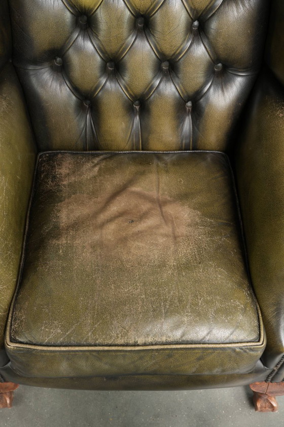 Stoere vintage rundleren chesterfield oorfauteuil in een tijdloze groene kleur – Leather (photo 6 of 13)