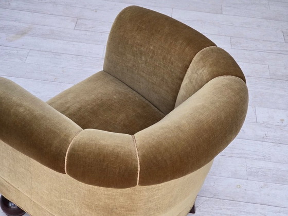 Image 1 of Poltrona relax danese, anni '60, rivestimento in velluto verde chiaro, gambe in legno di quercia.