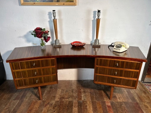 Mid-century retro vintage directiebureau van walnoothout van Morris of Glasgow, gebogen uitvoering, 1950-1960. Een eenvoudig en