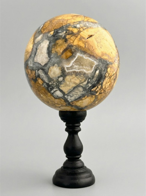 Image 1 of Par de esferas de jaspe Maligano: escultura mineral sobre pedestales.