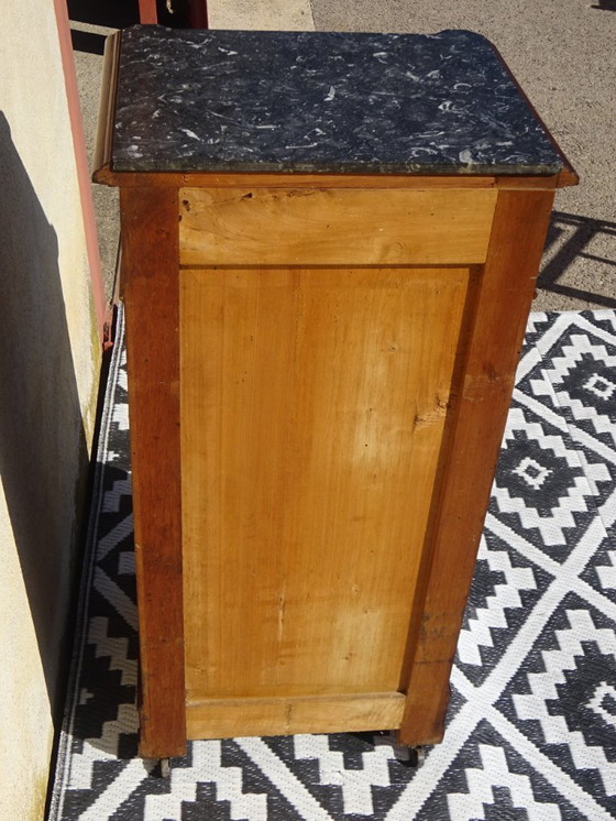 Image 1 of Mesita de noche de nogal estilo Luis Felipe con falsos cajones