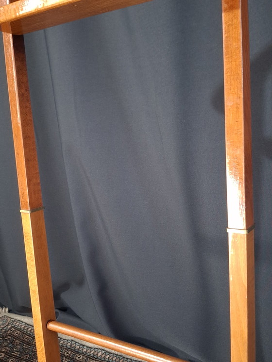 Image 1 of Perchero de madera con ruedas