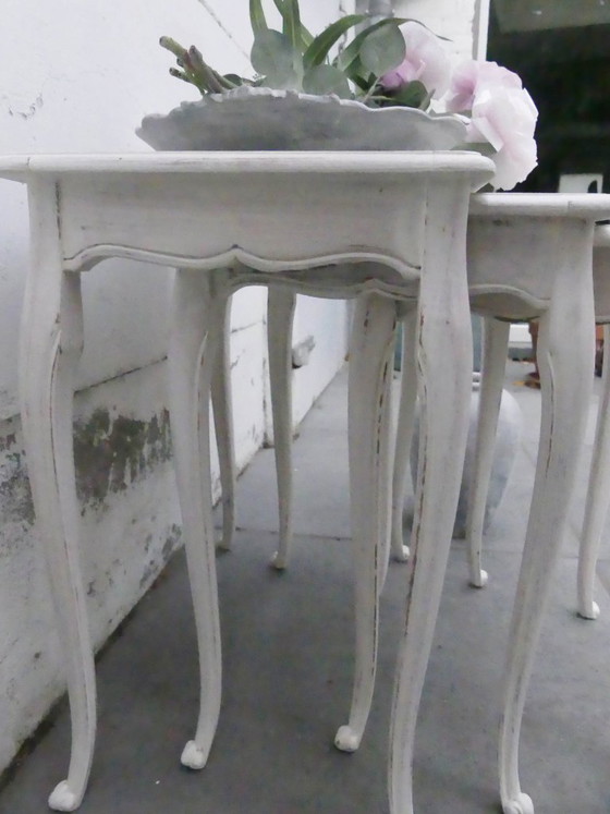 Set di 3 Tavolini con piano in rattan, bianco, Opgeknapt door alicepcuriosa.be, Legno, Vintage (foto 6 di 6)