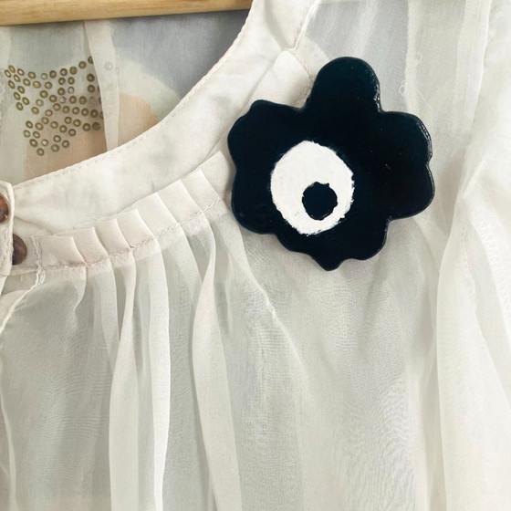 Image 1 of Broche fleur noire en bois faite à la main style Marimekko