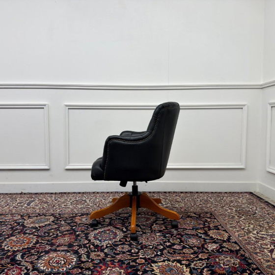Sedia da ufficio Chesterfield inglese nera – Sedie da ufficio, Leather, Wood (photo 3 of 7)