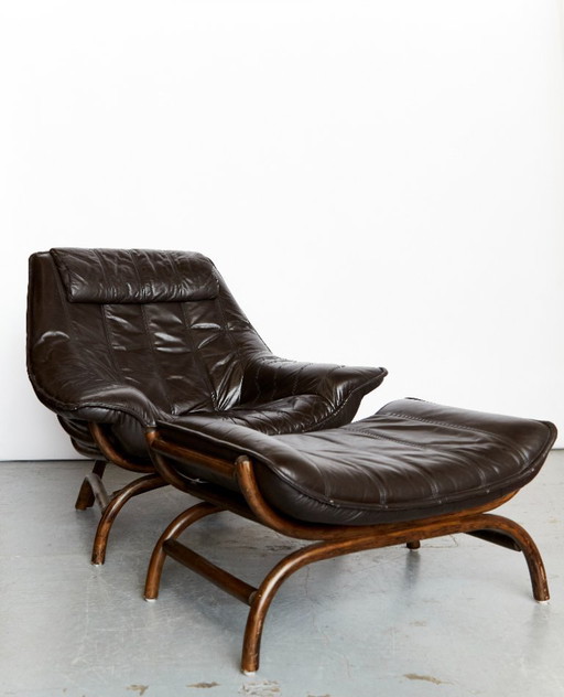 Fauteuil en voetenbank van bamboe en leer