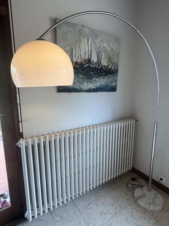Image 1 of Large vintage Italian arc floor lamp – 1970s – Marble, chrome & opaline diffuser