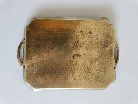 Image 1 of Vintage dienblad van gehamerd messing met decoratieve handgrepen – Art Nouveau-stijl