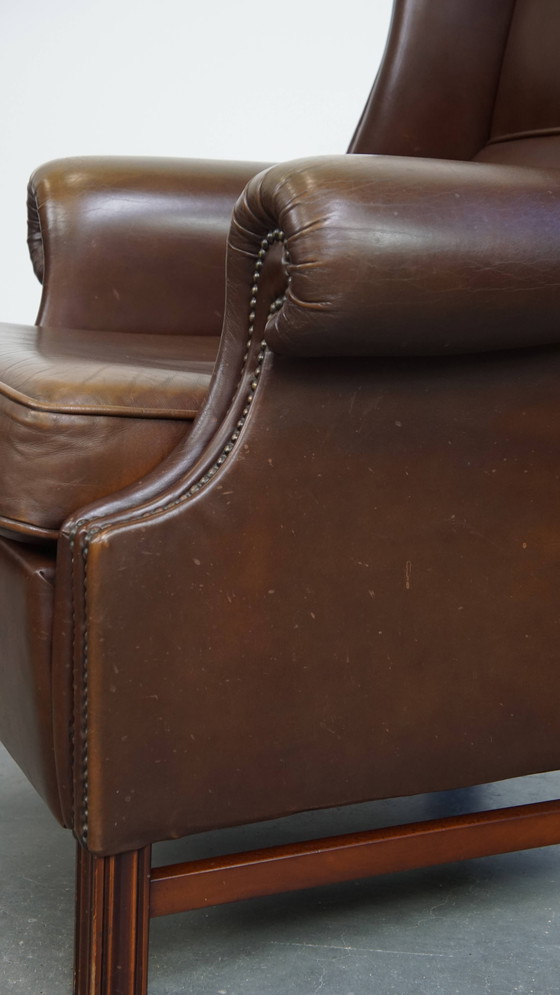 Image 1 of Grote Donkerbruine Gladde Rundleren Chesterfield Oorfauteuil