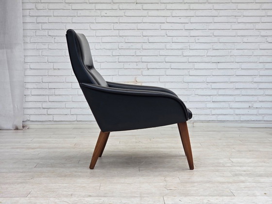 Image 1 of Deense fauteuil uit de jaren 70, zwart kunstleer, poten van teakhout.