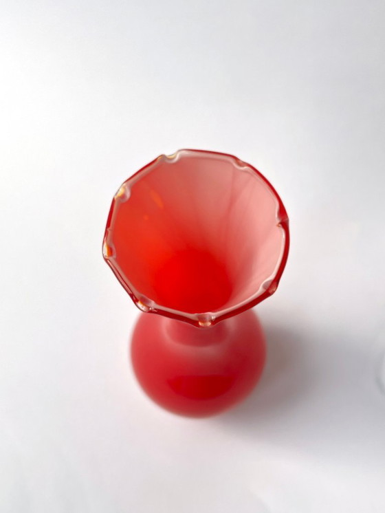 Image 1 of Jarrón rojo con volantes de estilo moderno de mediados de siglo