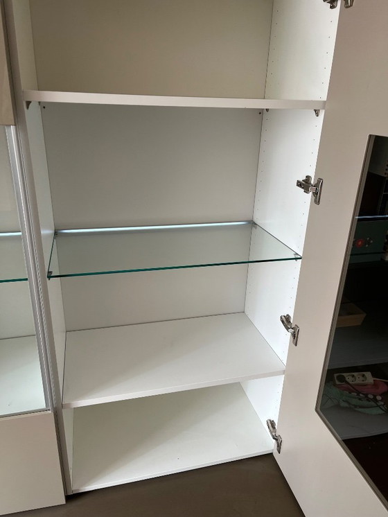 Image 1 of Hulstä Now Vitrine / Highboard – weiß & beige – mit Beleuchtung