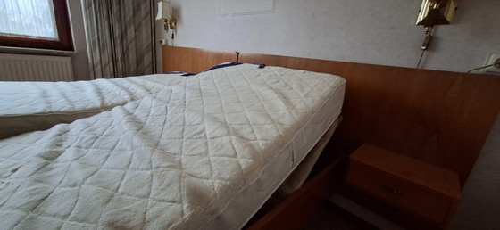 Image 1 of Doppelbett, bestehend aus 2 Einzelmatratzen, deren Fuß- und Kopfende jeweils hochgeklappt werden können.