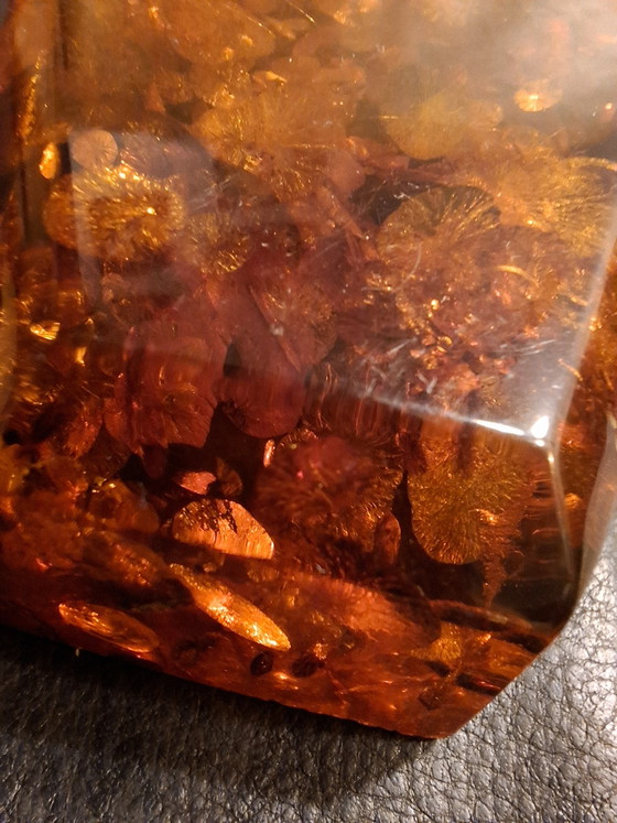 Massives, 120 g schweres, poliertes Exemplar aus baltischem Bernstein mit dichten Sonneneinschlüssen – (photo 9 of 14)