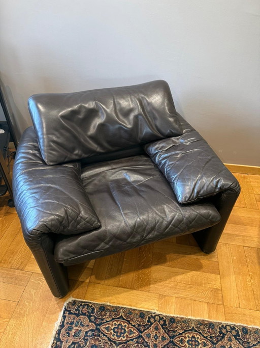 Par de sillones Maralunga de Cassina - Diseñados por Vico Magistretti en piel negra – fauteuils, Leather (photo 2 of 10)