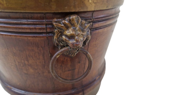 Image 1 of Jardinera antigua de caoba | Maceta con anillo de león victoriano de latón, hacia 1850