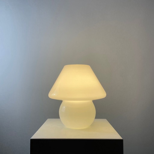 Witte glazen paddestoel tafellamp uit 1970