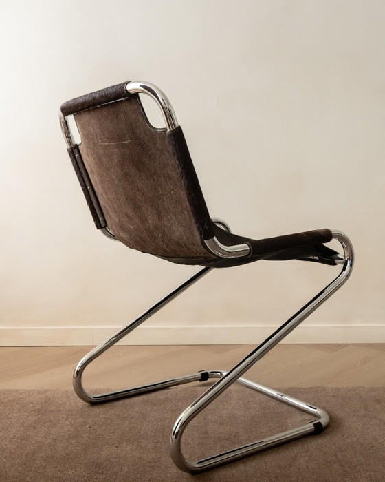 Sillas de comedor cantilever italianas de cromo y piel de vaca, años 70, juego de 4 – Leather (photo 9 of 18)