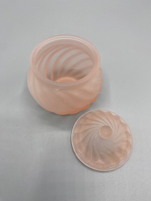 Sieradendoos van satijnroze glas – met wervelend design – en deksel met bolvormige knop. – glazen karaffen (photo 2 of 5)