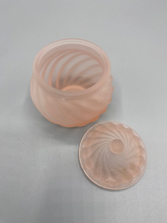 Sieradendoos van satijnroze glas – met wervelend design – en deksel met bolvormige knop. – Glazen & Karaffen (photo 2 of 5)