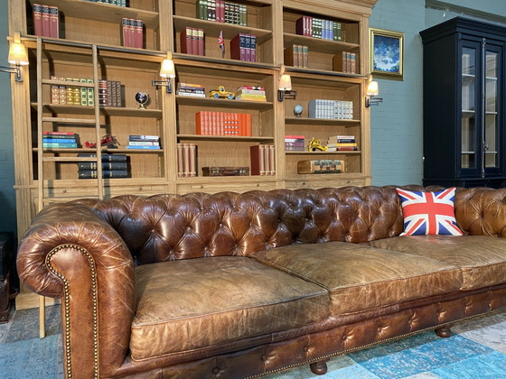 Image 1 of Magnifique canapé Chesterfield XXL, cigares vintage
