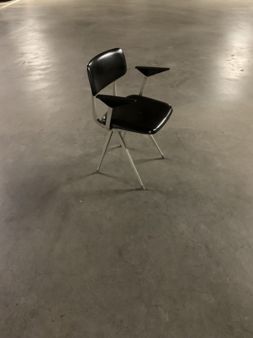 Chaise Original Result, un modèle conçu par Friso Kramer et Wim Rietveld en 1969 – Ahrend, eetkamerstoelen, Skai, Metal