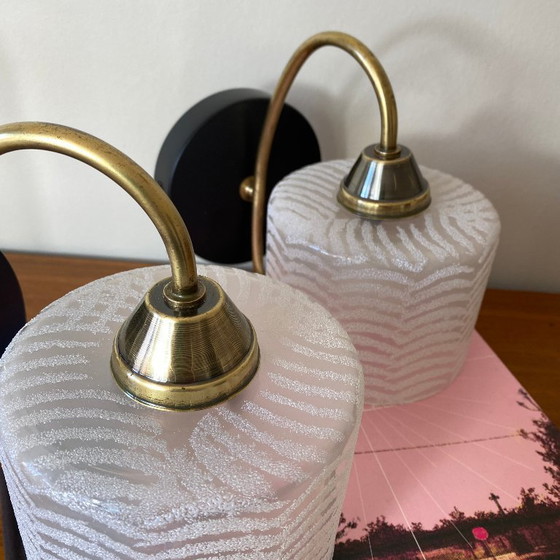 Image 1 of Coppia di applique da parete a collo d'oca in ottone con paralumi a tulipano in vetro bianco rigato