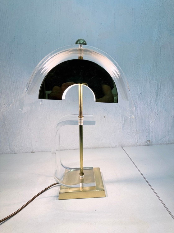 Lampe de table de style Hollywood Regency en acrylique et métal plaqué or, design années 70/80 – Plexiglass (photo 9 of 15)