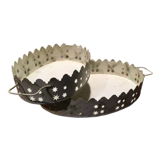 Coppia di vassoi in metallo patinato bianco – Accessori da tavola, Vintage (photo 11 of 11)