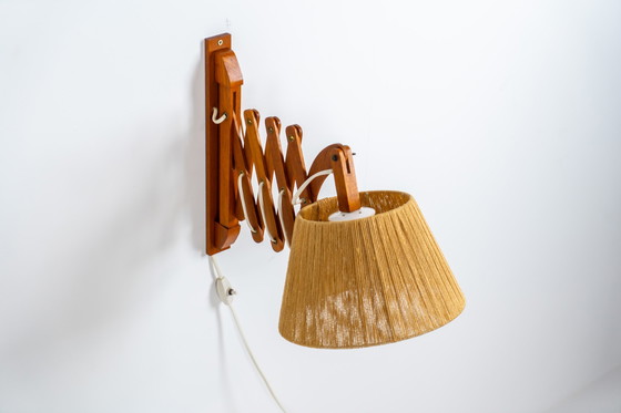 Image 1 of Grote teakhouten wandlamp "Scissor" (Denemarken, jaren 1960).