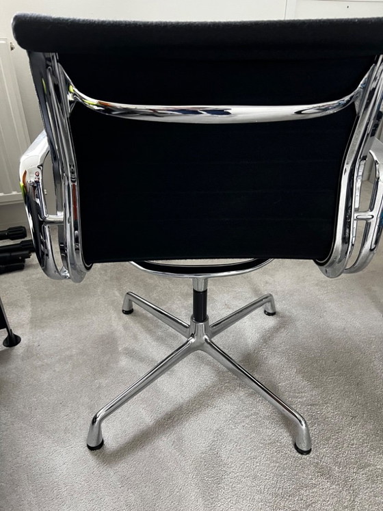 Image 1 of 2x Vitra EA108 (conferentie) stoelen