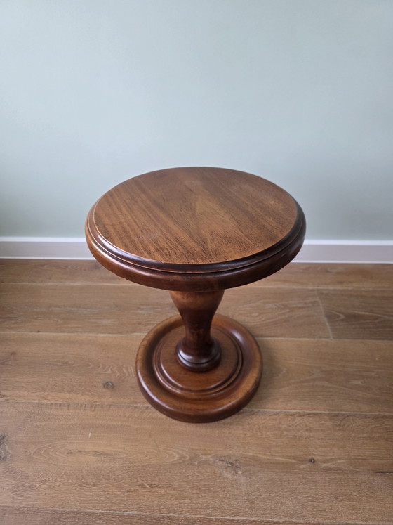 Image 1 of élégante table d'appoint vintage en bois massif