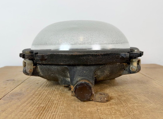 Zwarte industriële gietijzeren wand- of plafondlamp van Elektrosvit, jaren 60. – Wandlampen, Glass, Cast Iron (photo 4 of 14)
