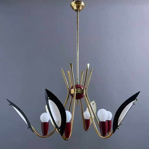 Lustre italien à six lumières en laiton et métal laqué des années 1950. Mid Century Modern.