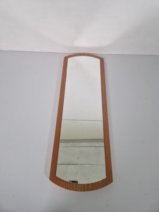 Scandinavische spiegel met fineer van oud dennenhout