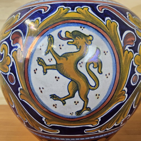 Image 1 of Vintage Majolica Italiaanse Vaas met leeuw-rampant (Hoogte 27cm) kleurrijke vaas (handgemaakt)