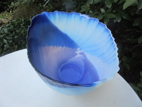 Image 1 of Coupe à fruits en verre bleu splendide de Mats JONASSON avec étiquette d'origine, design inhabituel, très lourde,